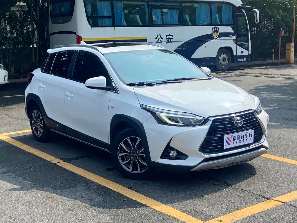 Toyota Yaris L 2022 — фото 3