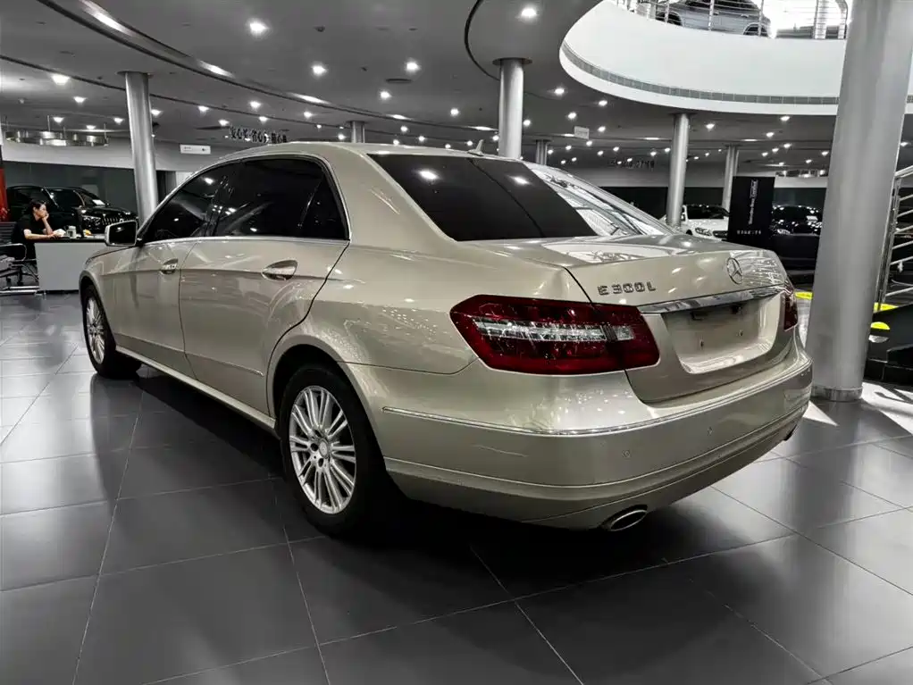 Mercedes-Benz E-Class 2012 — фото 3