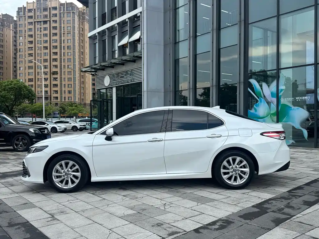 Toyota Camry 2022 — фото 3