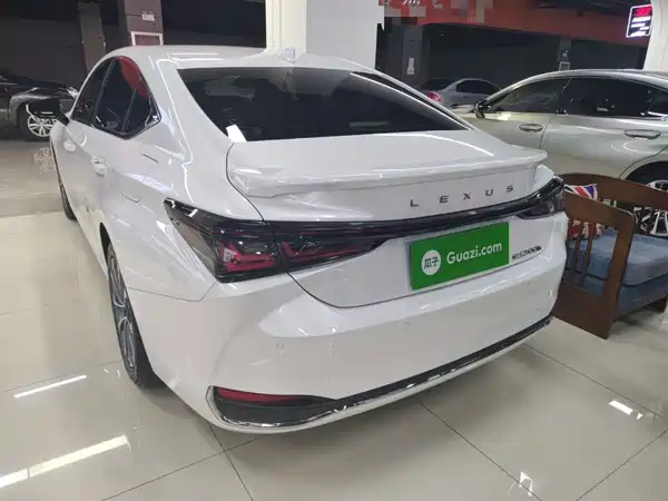 Lexus ES 2025