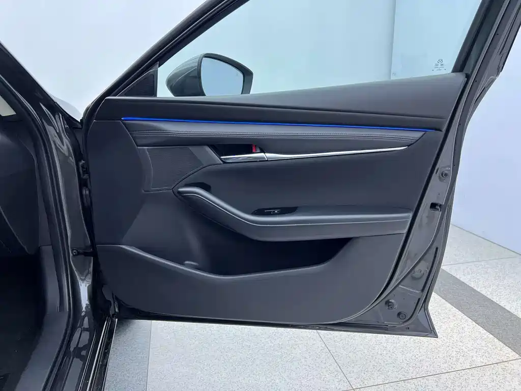 Mazda 3 Axela 2023 — фото 20