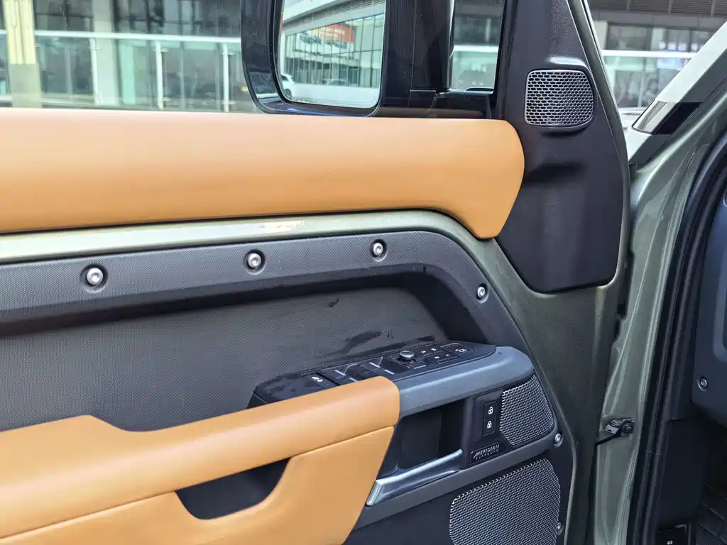 Land Rover Defender 2021 — фото 10