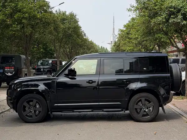 Land Rover Defender 2024
