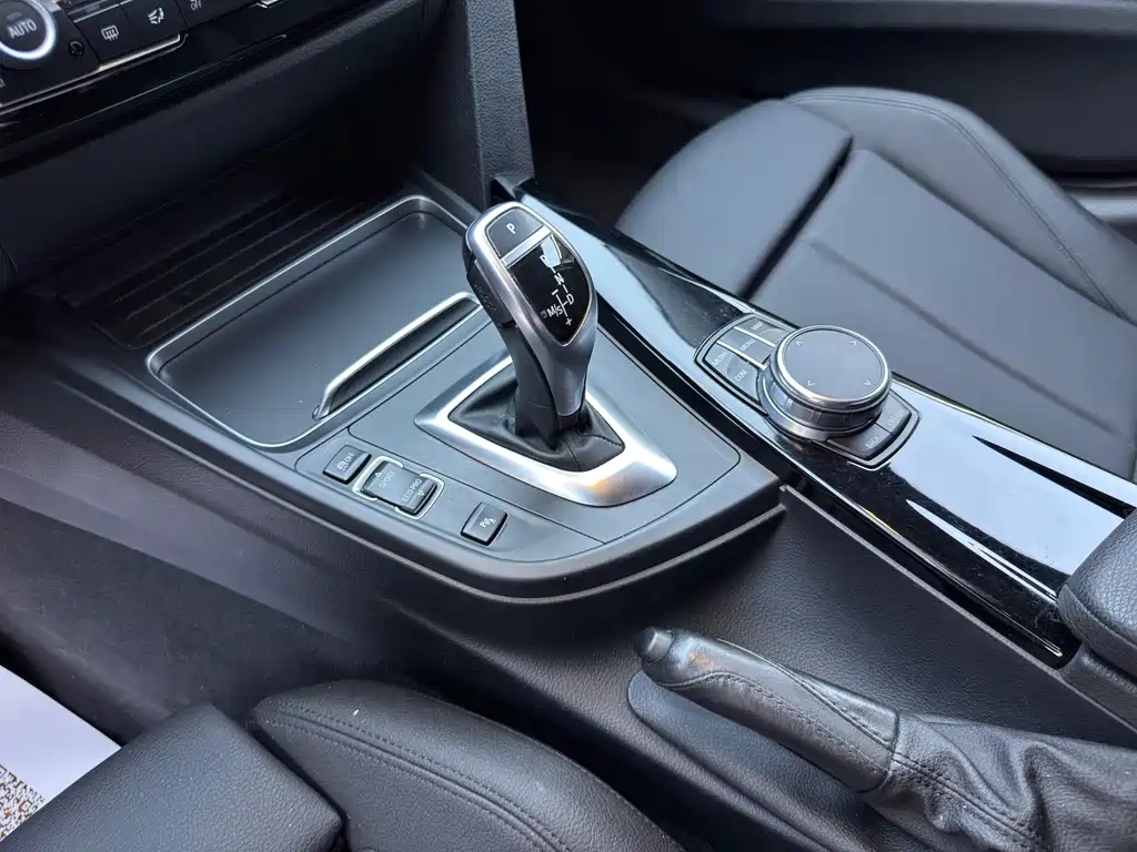 BMW 3 Series 2018 — фото 15