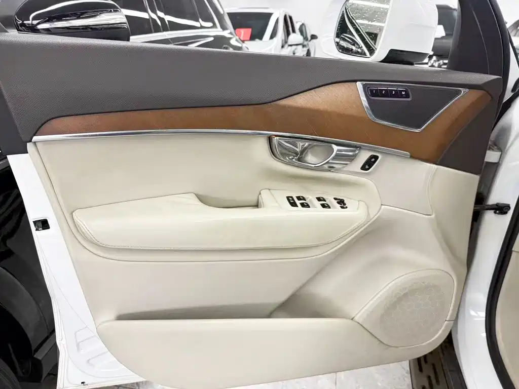 Volvo XC90 2016 — фото 10