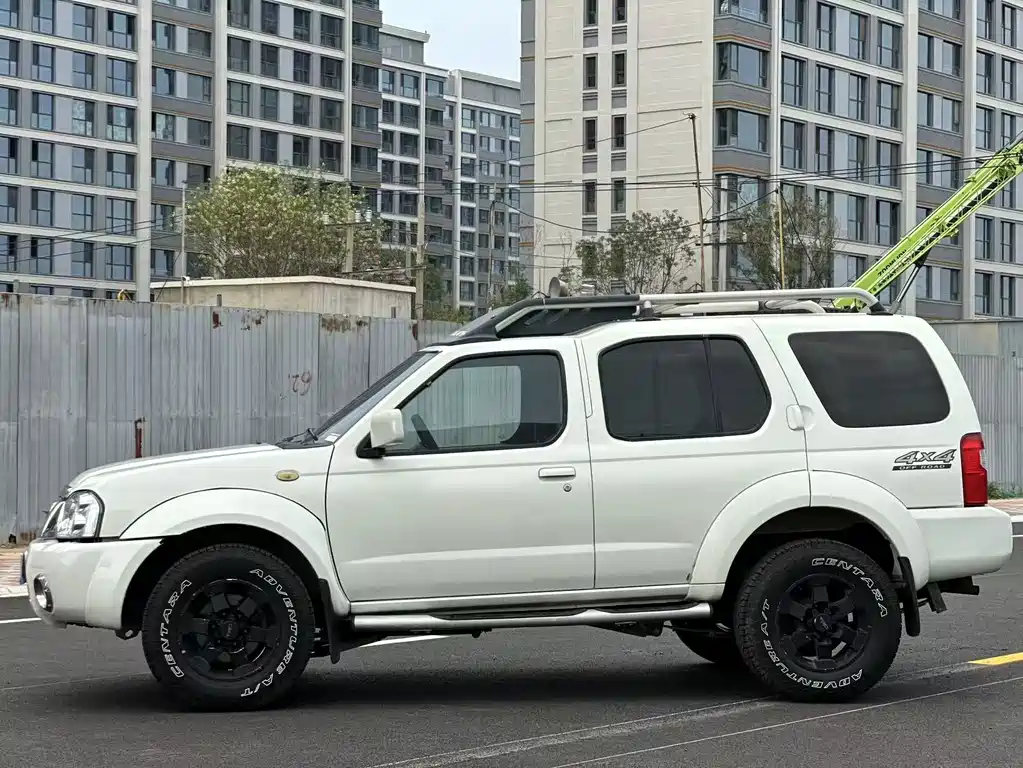 Nissan Paladin 2012 — фото 3