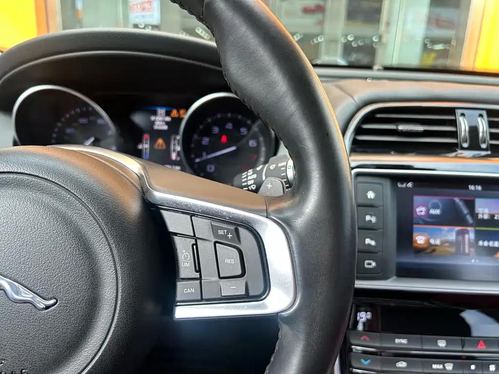 Jaguar XE 2016 — фото 23