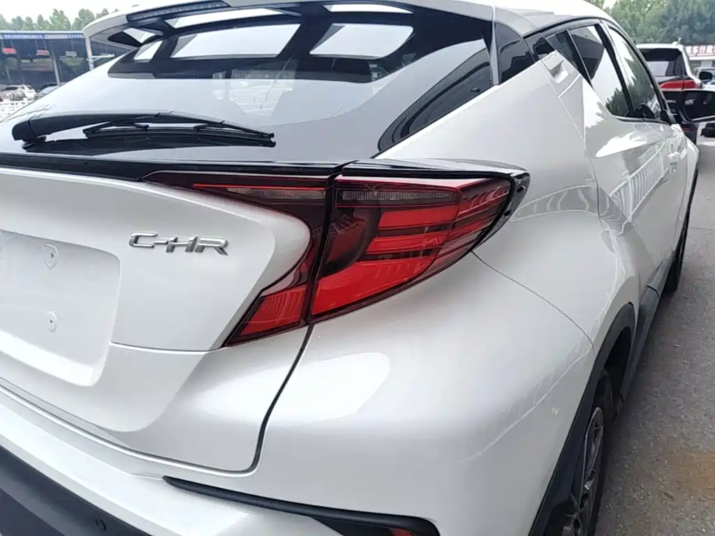 Toyota C-HR 2023 — фото 24