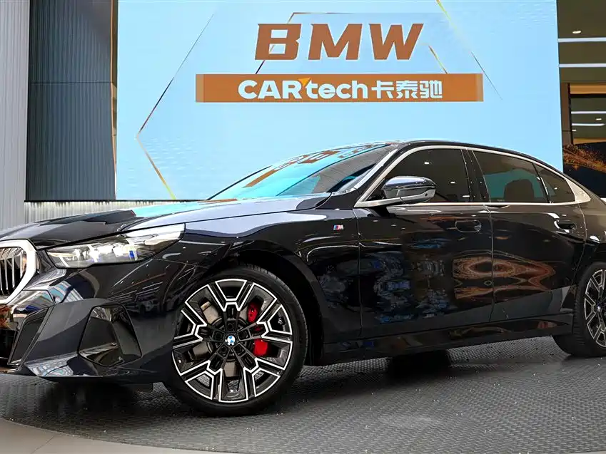 BMW 5 Series 2025 — фото 1