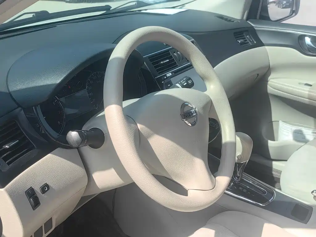 Nissan Tiida 2015