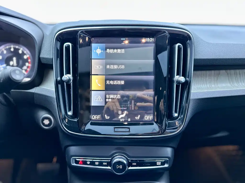 Volvo XC40 2021 — фото 8