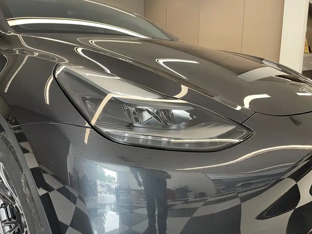 Tesla Model Y 2025 — фото 8