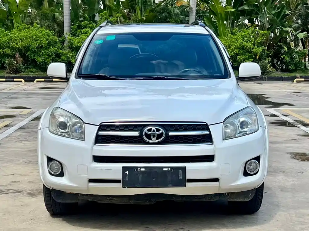 Toyota RAV4 2011 — фото 2