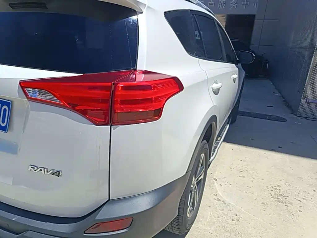 Toyota RAV4 2015 — фото 8
