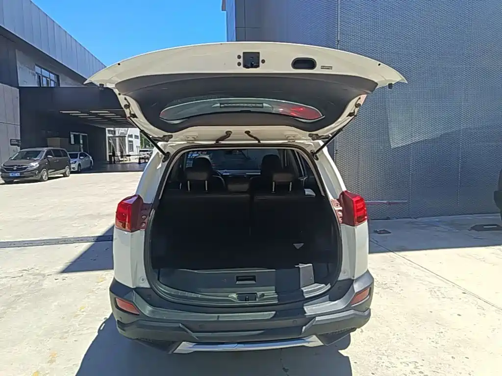 Toyota RAV4 2015 — фото 19