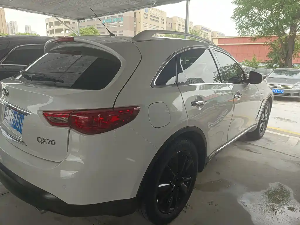 Infiniti QX70 2018 — фото 13