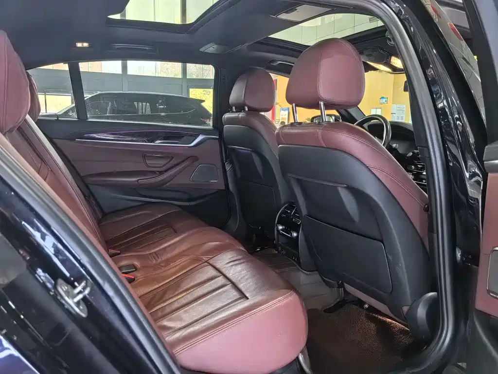 BMW 5 Series 2019 — фото 14