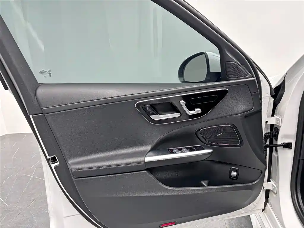 Mercedes-Benz C-Class 2023 — фото 12