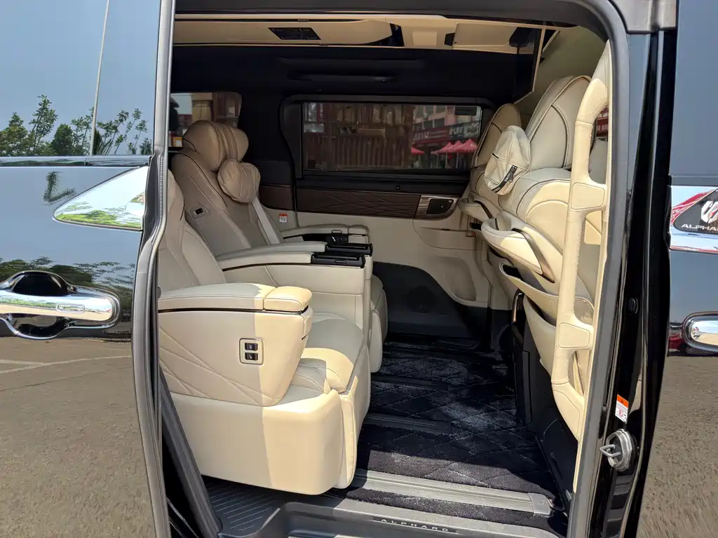 Toyota Alphard 2024 — фото 13
