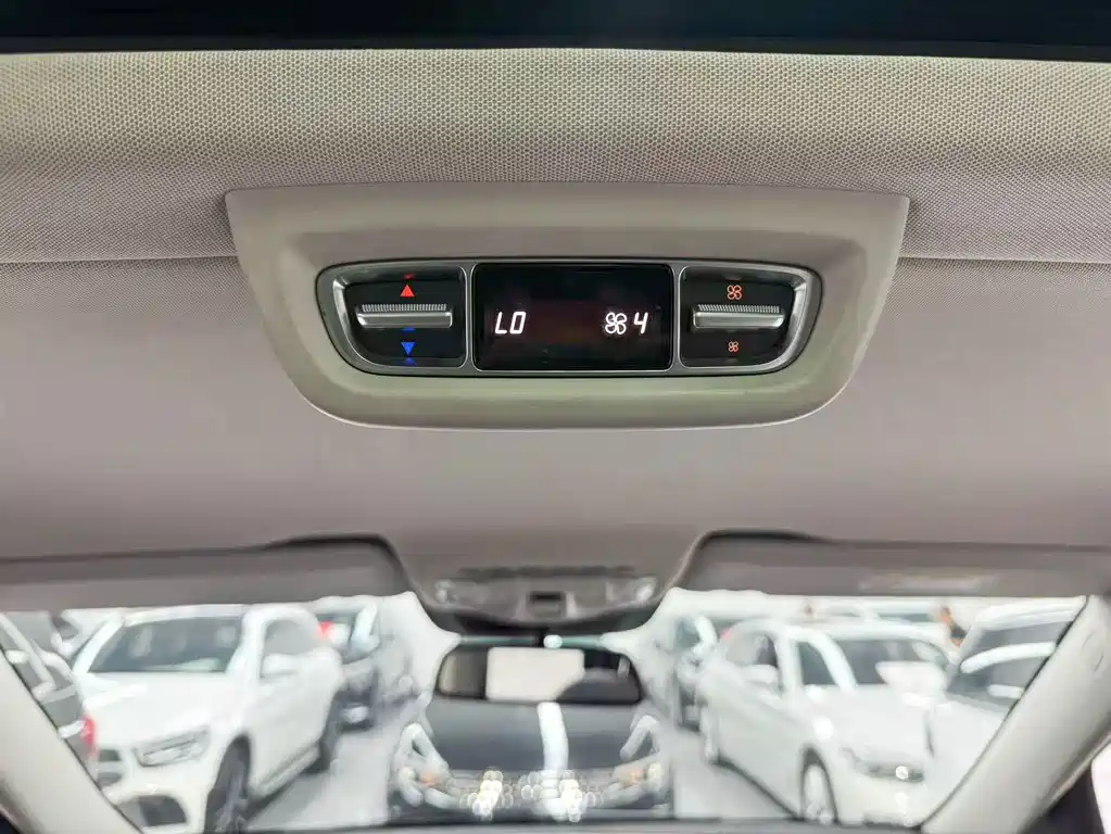 Mercedes-Benz V-Class 2020 — фото 16