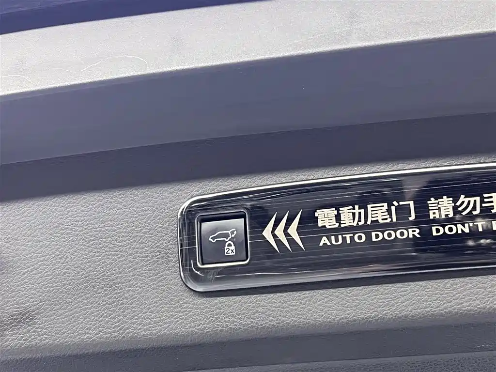 Toyota Granvia 2023 — фото 22