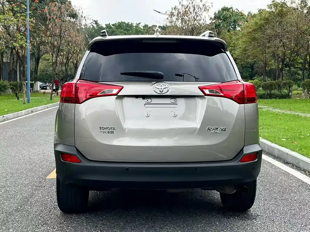 Toyota RAV4 2016 — фото 9