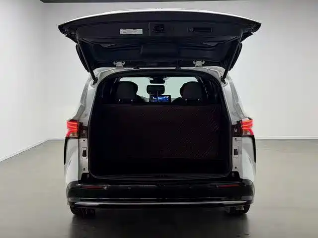 Toyota Sienna 2023 — фото 13