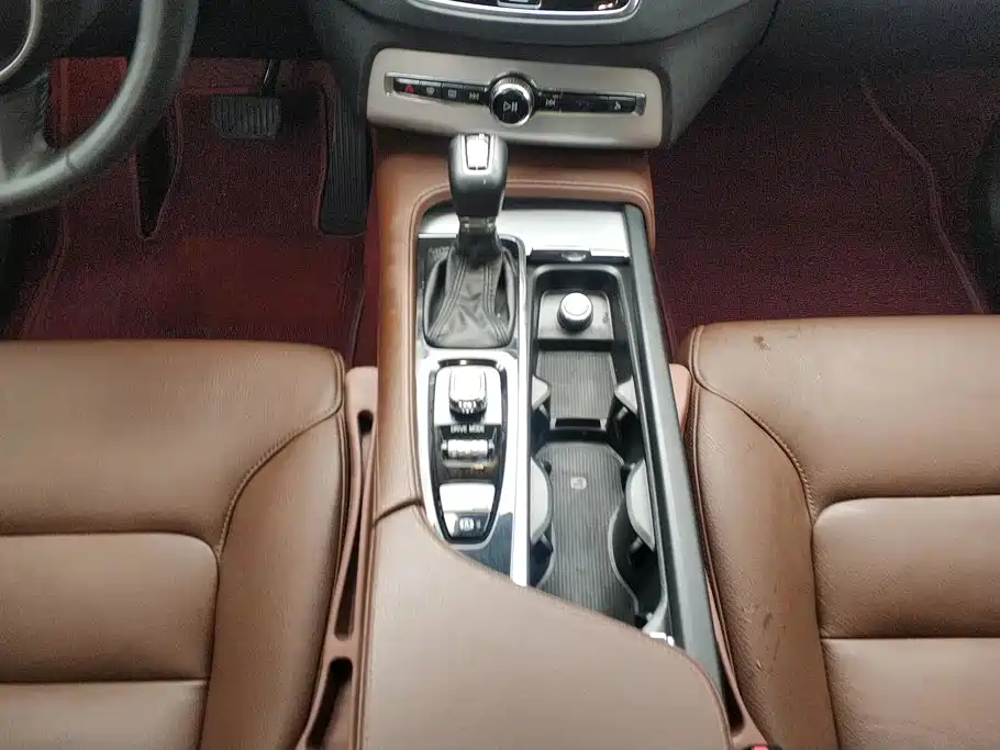 Volvo XC90 2018 — фото 16