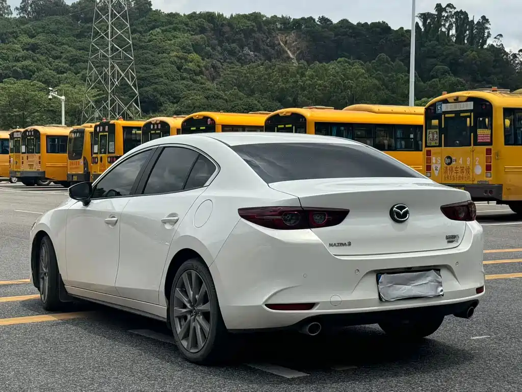 Mazda 3 Axela 2022 — фото 7