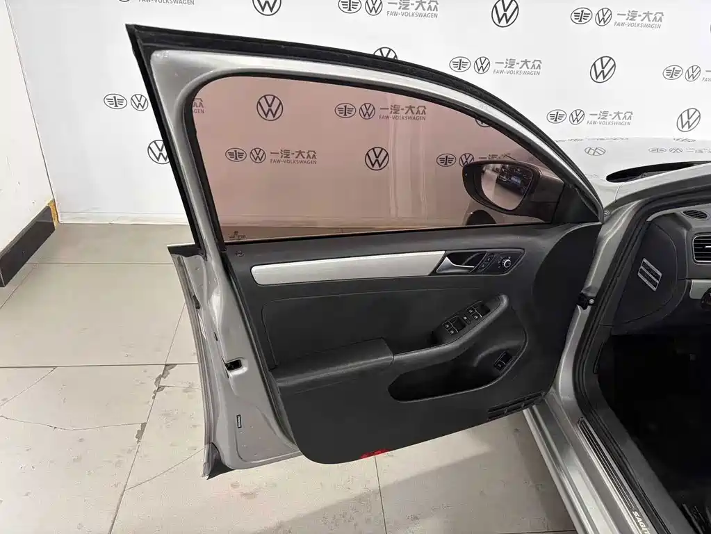Volkswagen Sagitar 2015