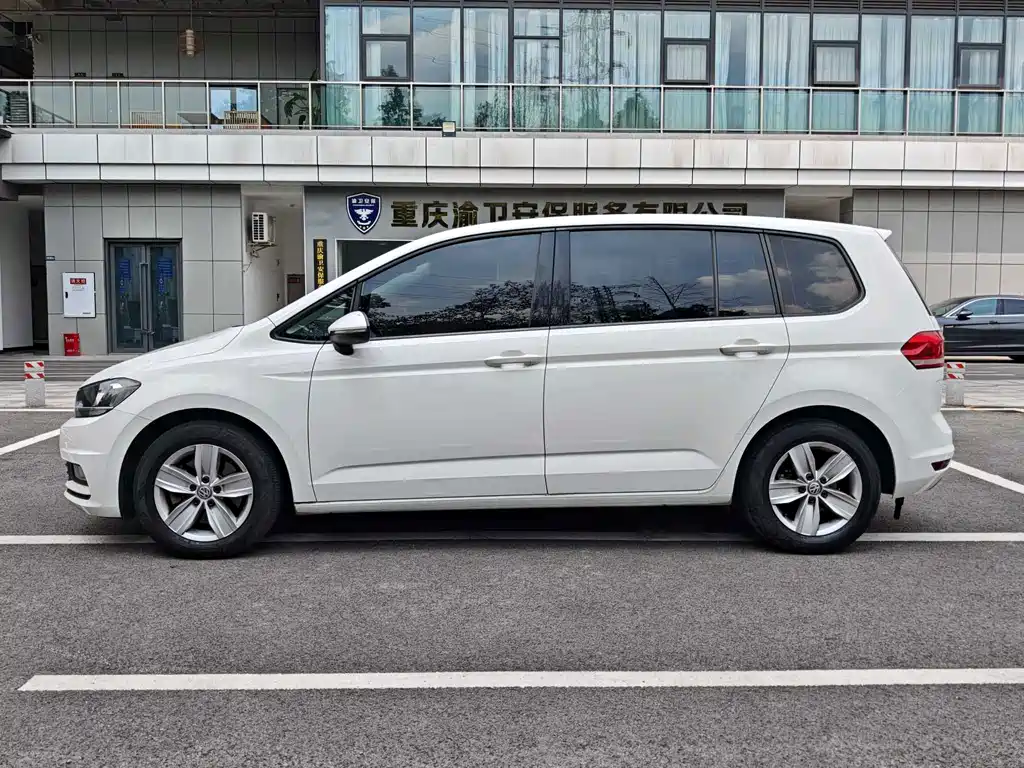 Volkswagen Touran 2017 — фото 23