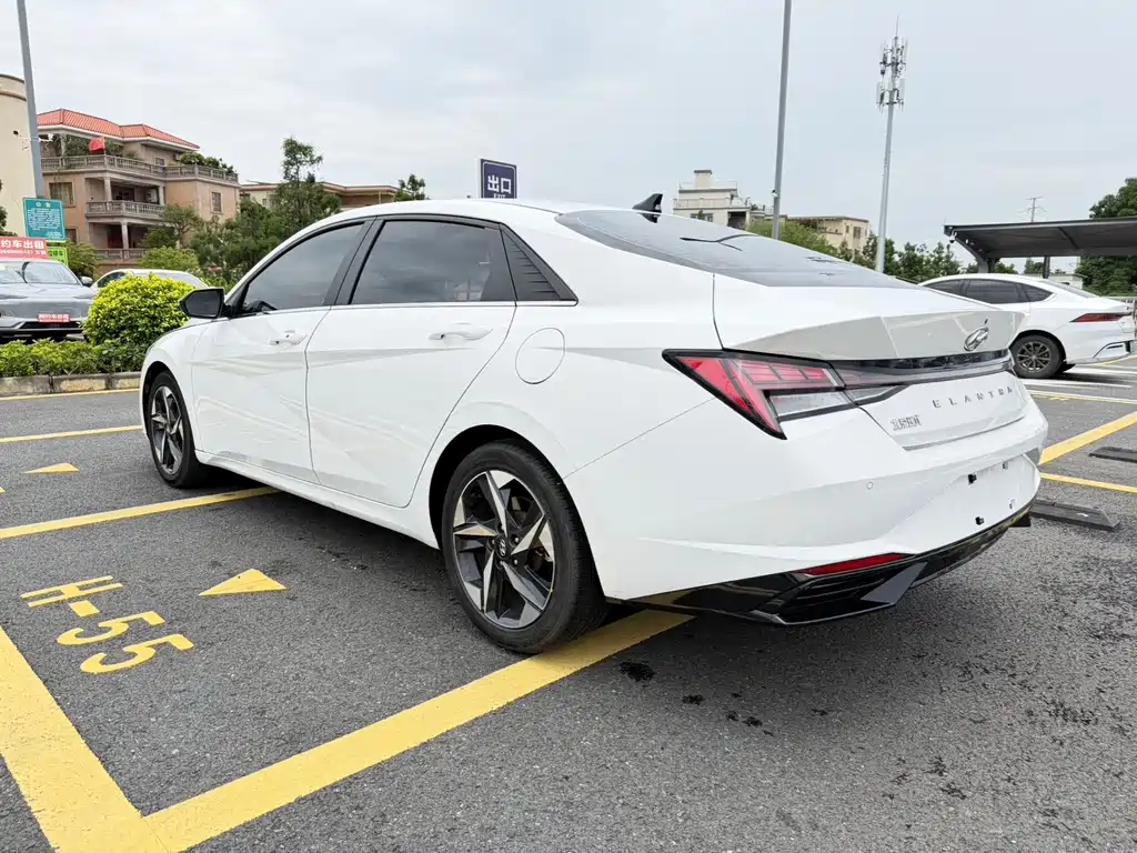 Hyundai Elantra 2022