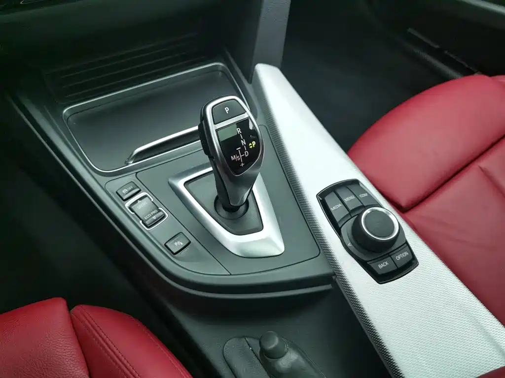 BMW 3 Series 2019 — фото 13