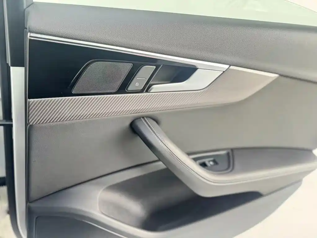 Audi A4L 2023 — фото 12