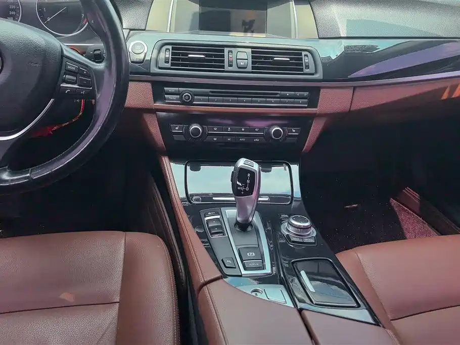 BMW 5 Series 2016 — фото 16