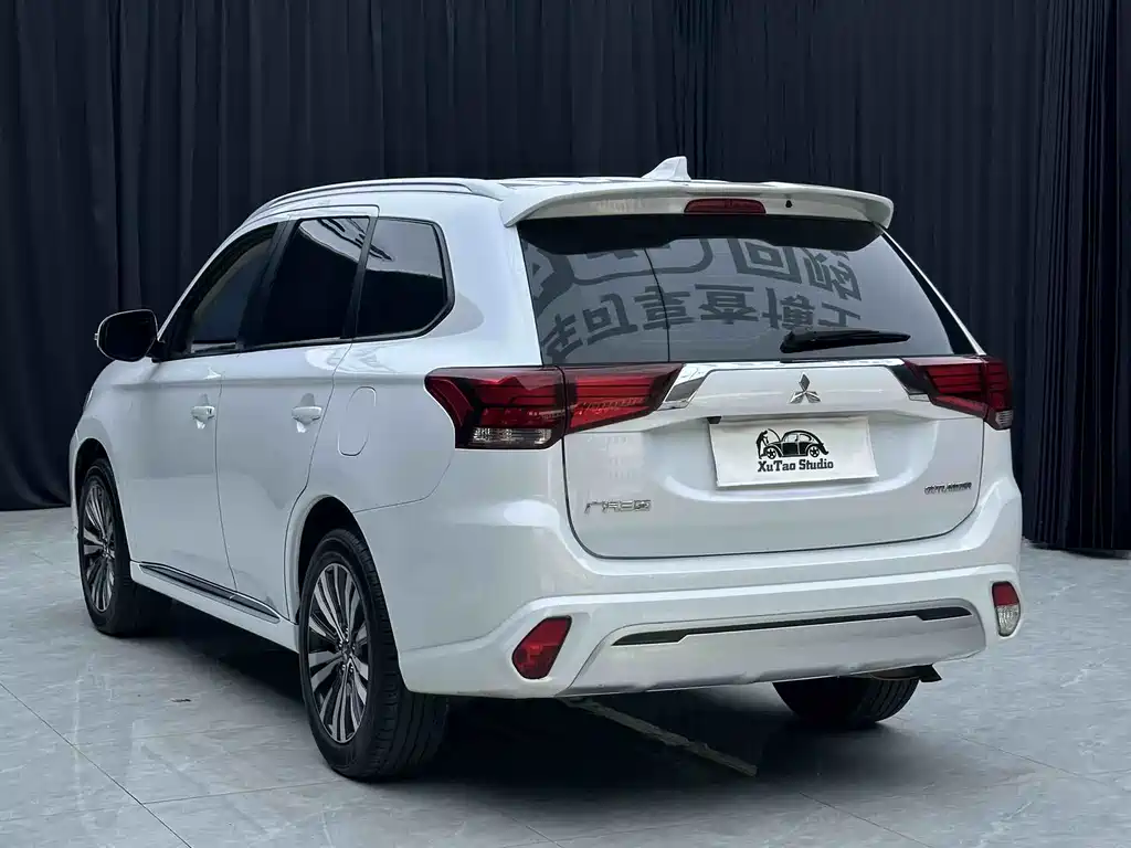 Mitsubishi Outlander 2022 — фото 17