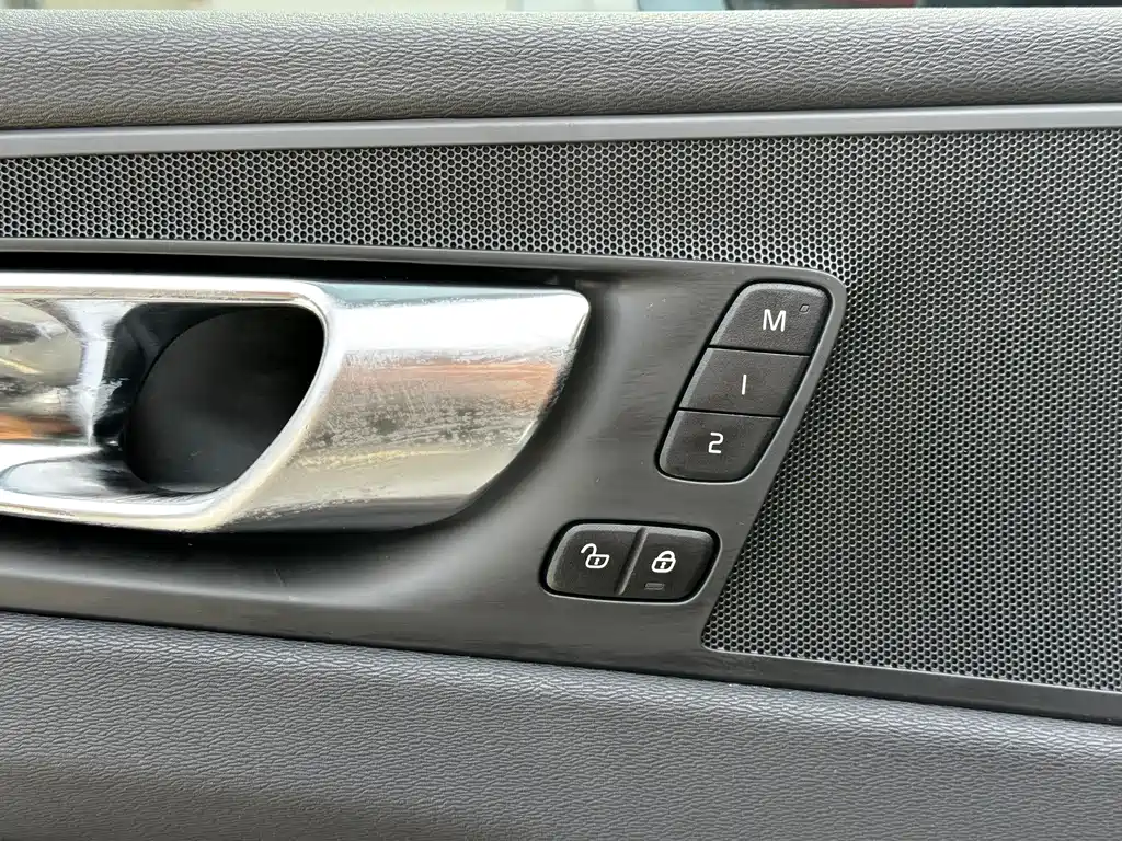 Volvo XC60 2018 — фото 9