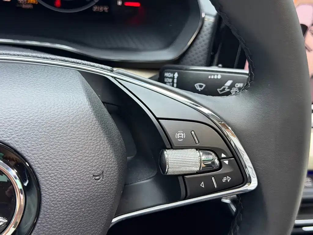 Skoda Octavia 2023 — фото 11