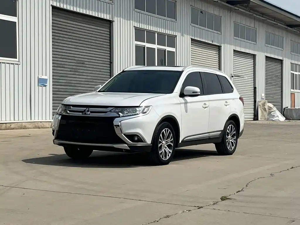 Mitsubishi Outlander 2018 — фото 1