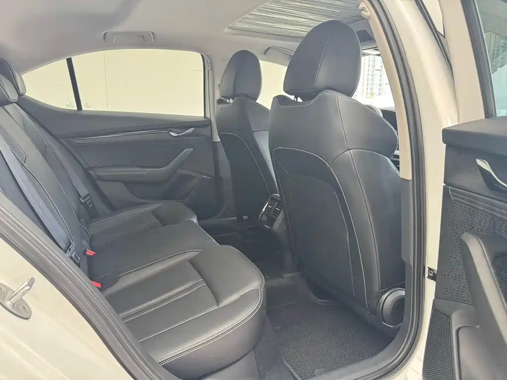 Skoda Octavia 2023 — фото 11