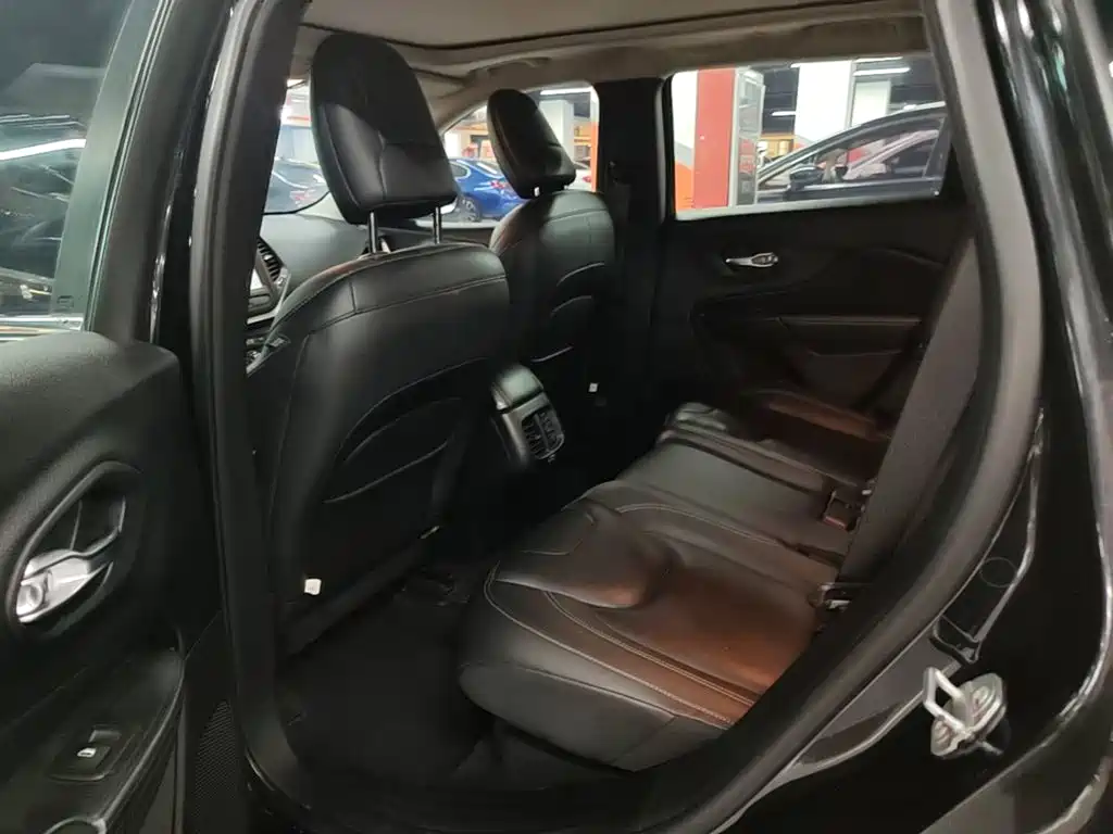 Jeep Cherokee 2017 — фото 17