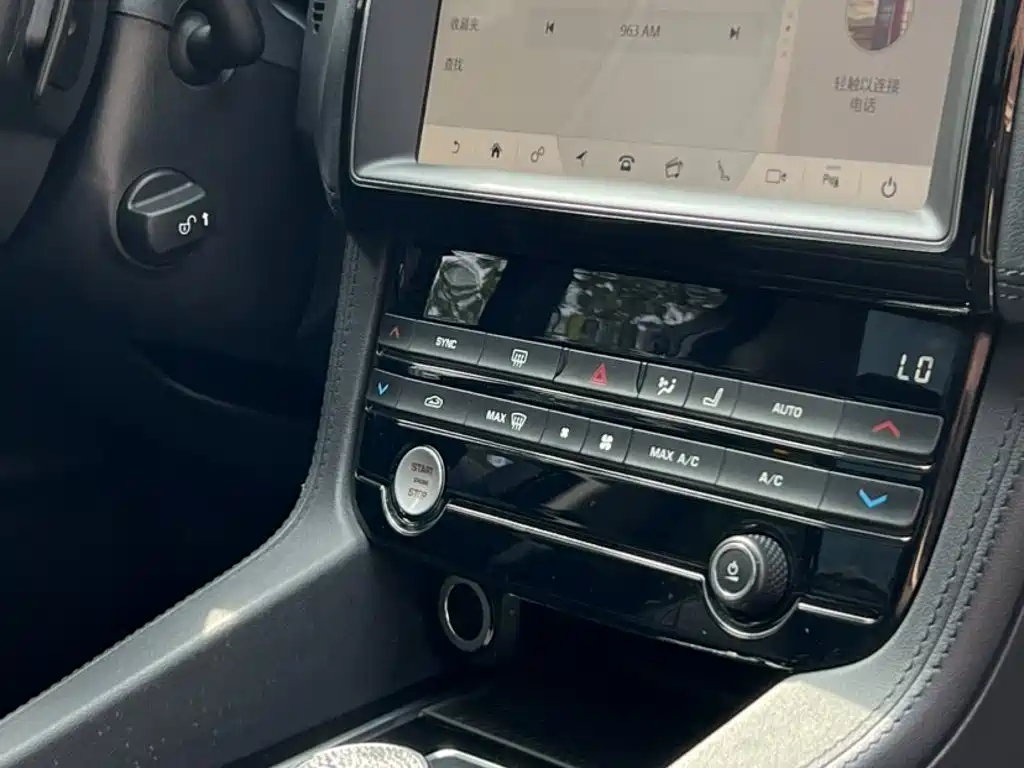 Jaguar F-PACE 2020 — фото 10