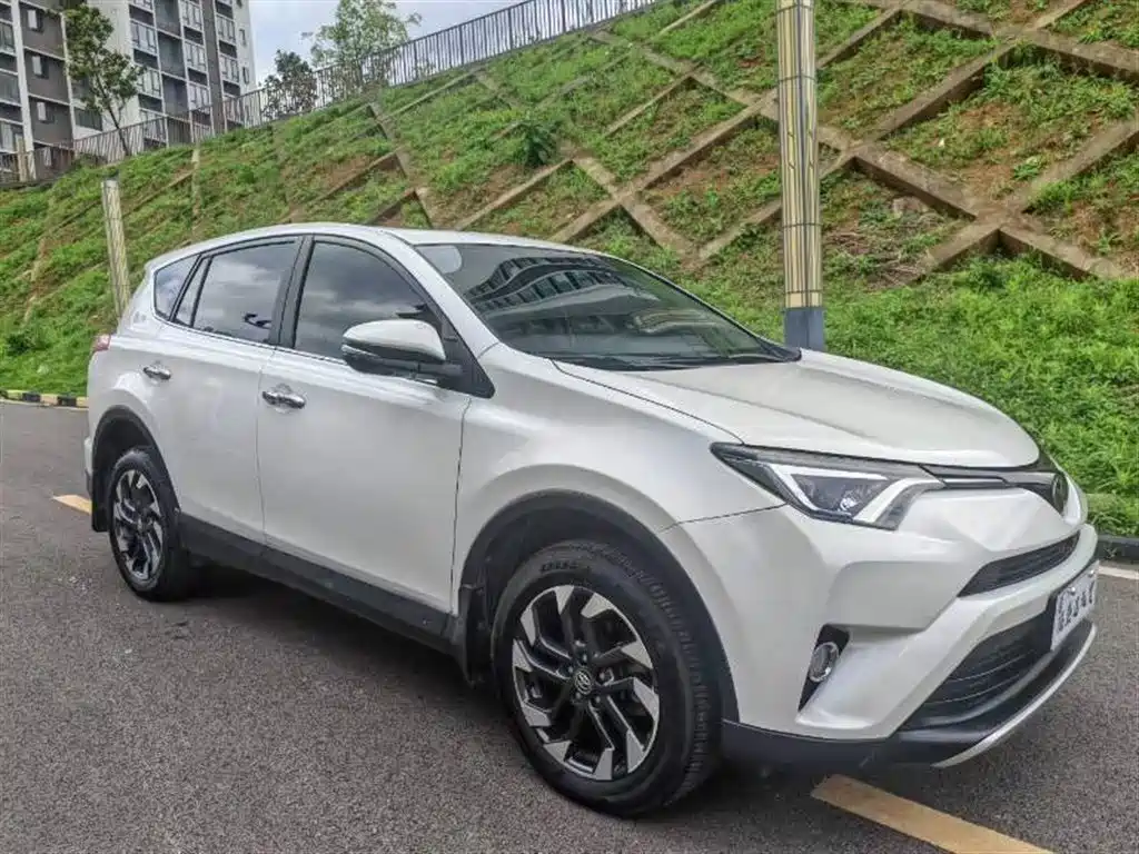 Toyota RAV4 2018 — фото 3