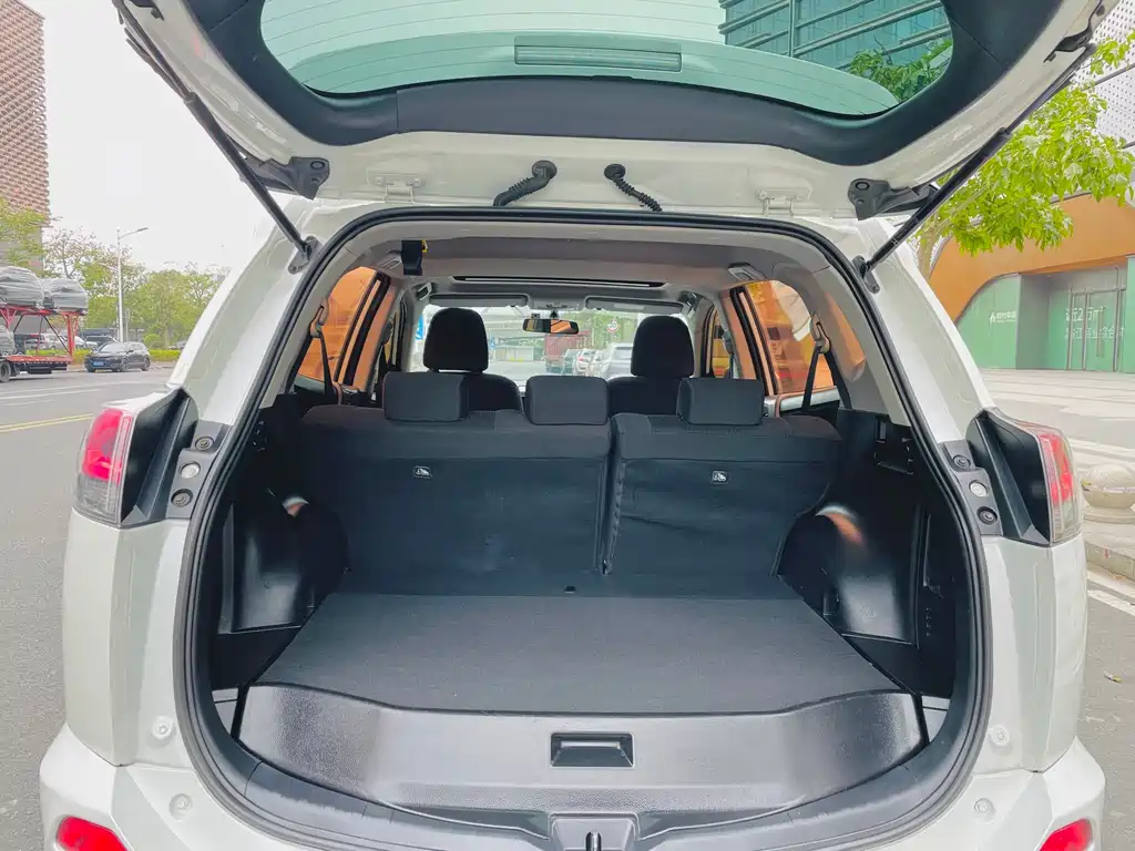 Toyota RAV4 2018 — фото 10