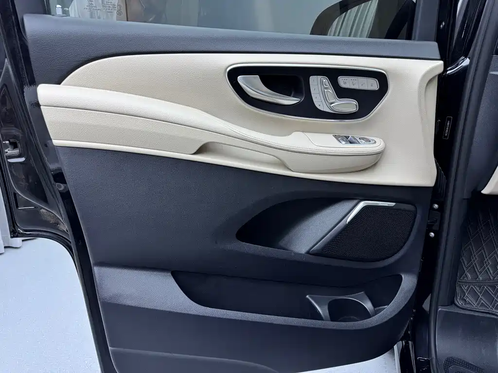 Mercedes-Benz V-Class 2020 — фото 24