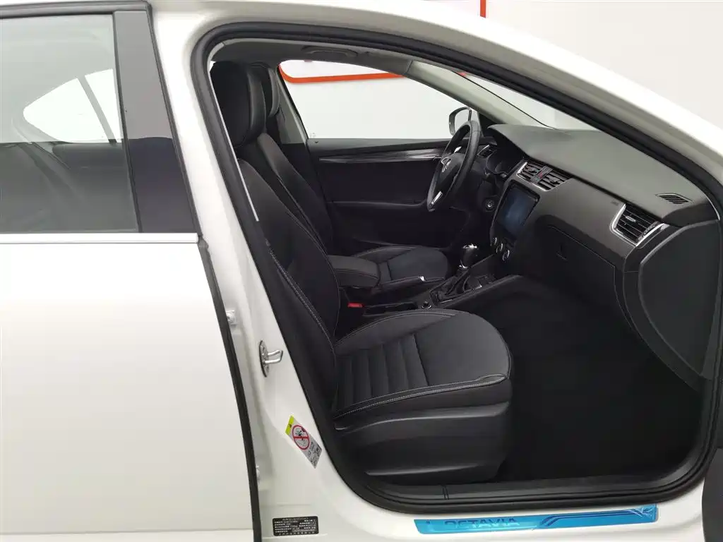 Skoda Octavia 2017 — фото 23