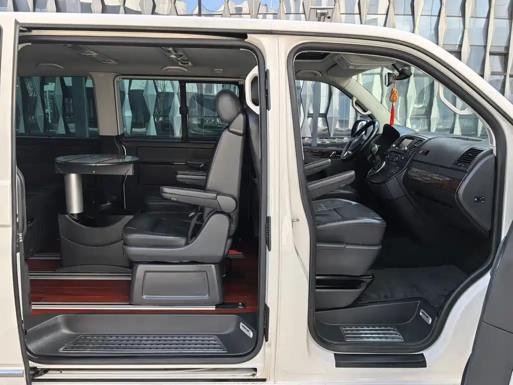 Volkswagen Multivan 2017 — фото 15