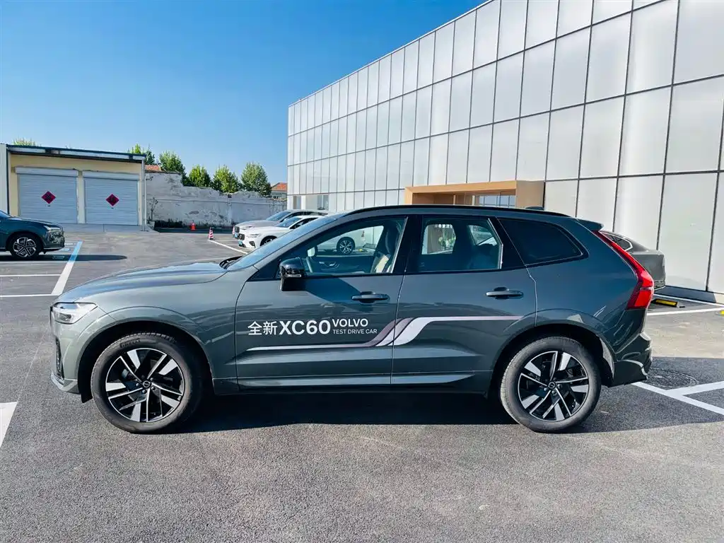 Volvo XC60 2025 — фото 3