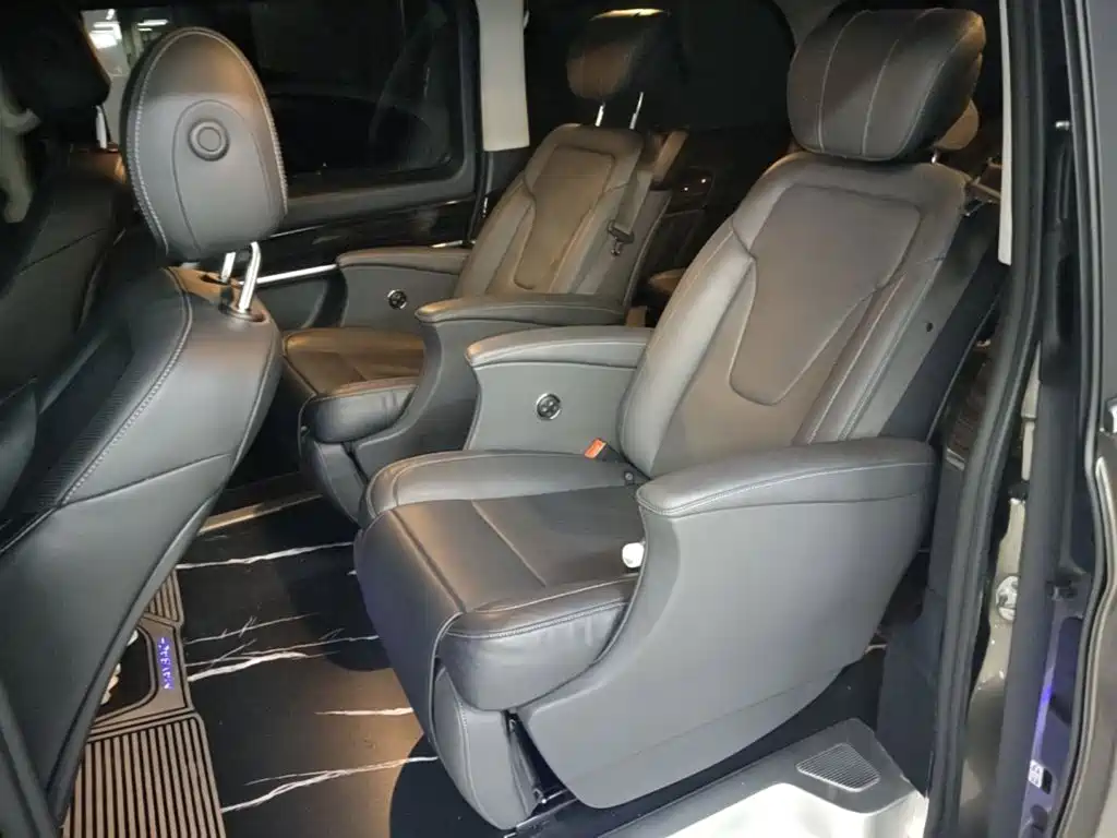 Mercedes-Benz V-Class 2018 — фото 17