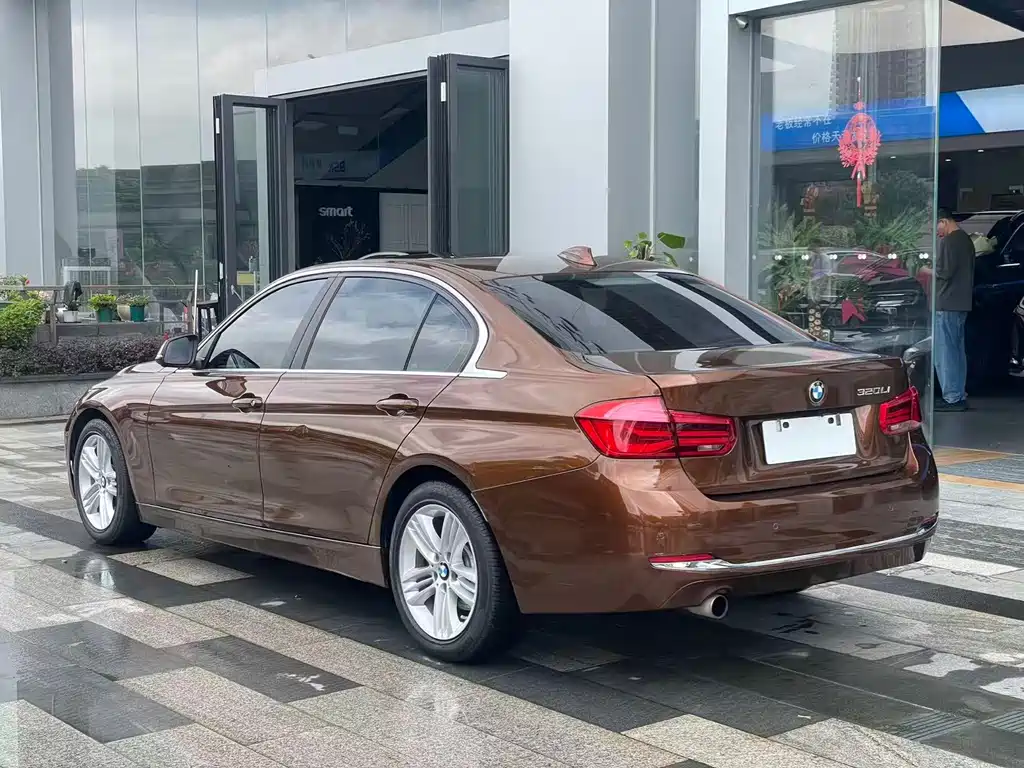 BMW 3 Series 2017 — фото 16